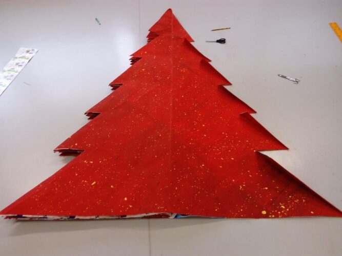 4 - Dobragem do cartão já pintado, utilizando a técnica do origami, para construção da árvore de Natal