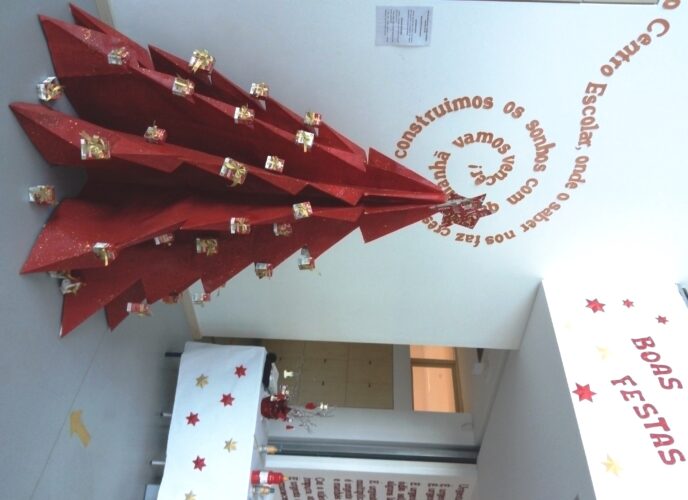 6 - Resultado final do projeto da Árvore de Natal Guloso no hall de entrada da nossa Escola (árvore com 2 metros de altura).