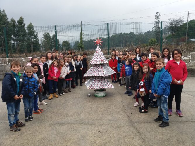 Árvore de Natal concluída, com a presença de todos os alunos da escola.
