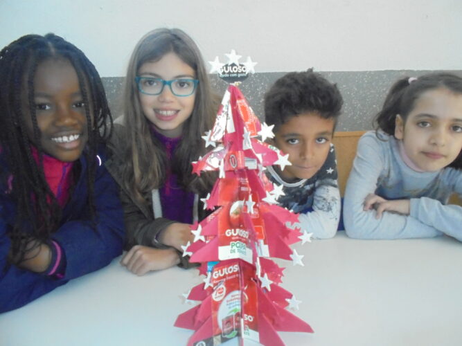 Participantes na elaboração da Árvore de Natal Vermelha