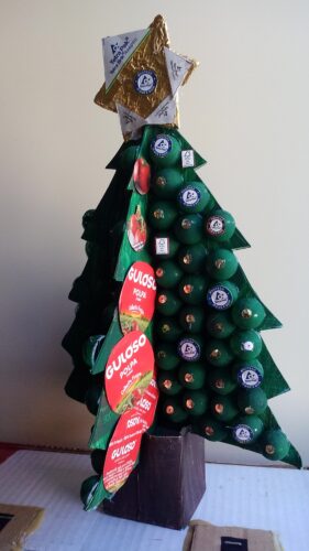 Pinheirinho de Natal, feito com pacotes de leite e três embalagens da marca guloso para a decoração da árvore.