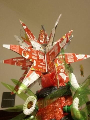 Estrela da árvore de Natal construída com embalagens de Guloso.