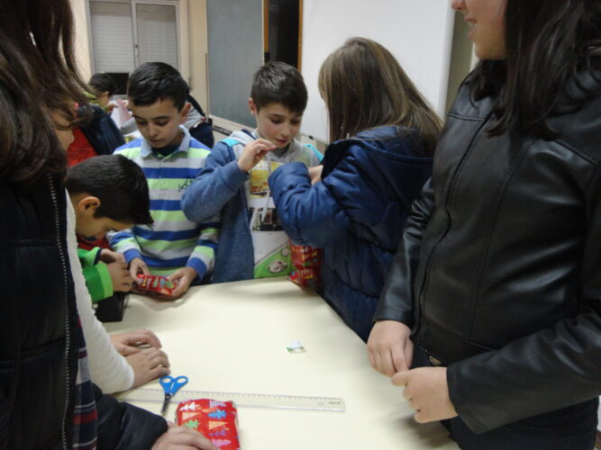 Embrulho de embalagens tetrapak para a decoração à volta da árvore.