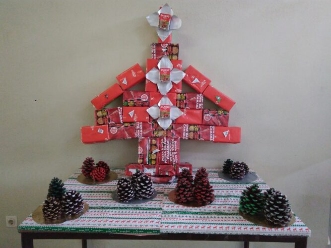 A nossa árvore de Natal Guloso relembra a todos que as embalagens usadas podem ter um final Feliz!